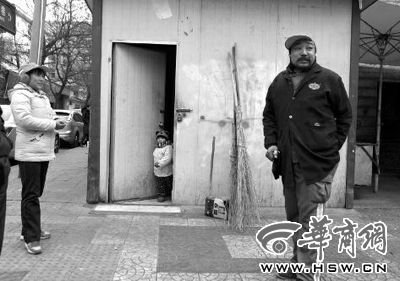 由于沒人照看，爸爸媽媽干活時(shí)帶著兩歲多的小韓靈  本報(bào)記者 董國(guó)梁 攝 