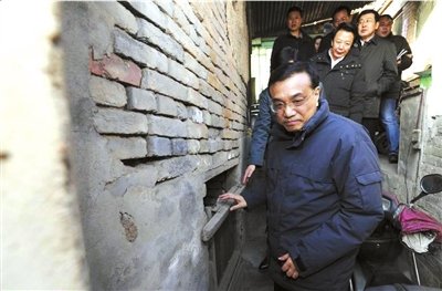 昨天，李克強看望包頭北梁棚戶區(qū)居民。新華社發(fā)