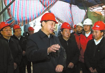 昨天，習近平在甘肅東鄉(xiāng)察看滑坡重建現(xiàn)場。新華社發(fā)